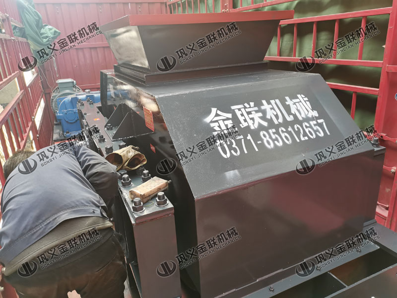 2PGY1200x800型半自动液压对辊制砂机发货图片