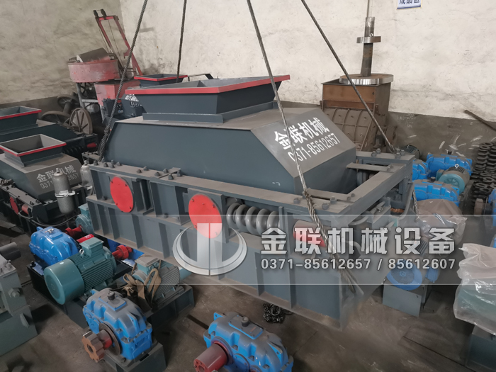 对辊制砂机其性能在各种矿石细破设备中起着不可替代的作用