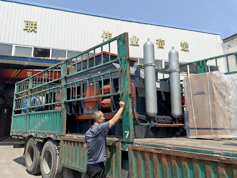 第二台2PG1500x1000大型液压对辊破碎机发货 发往广东