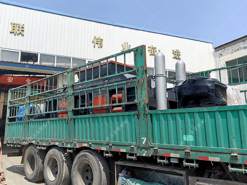 第二台2PG1500x1000大型液压对辊破碎机发货 发往广东